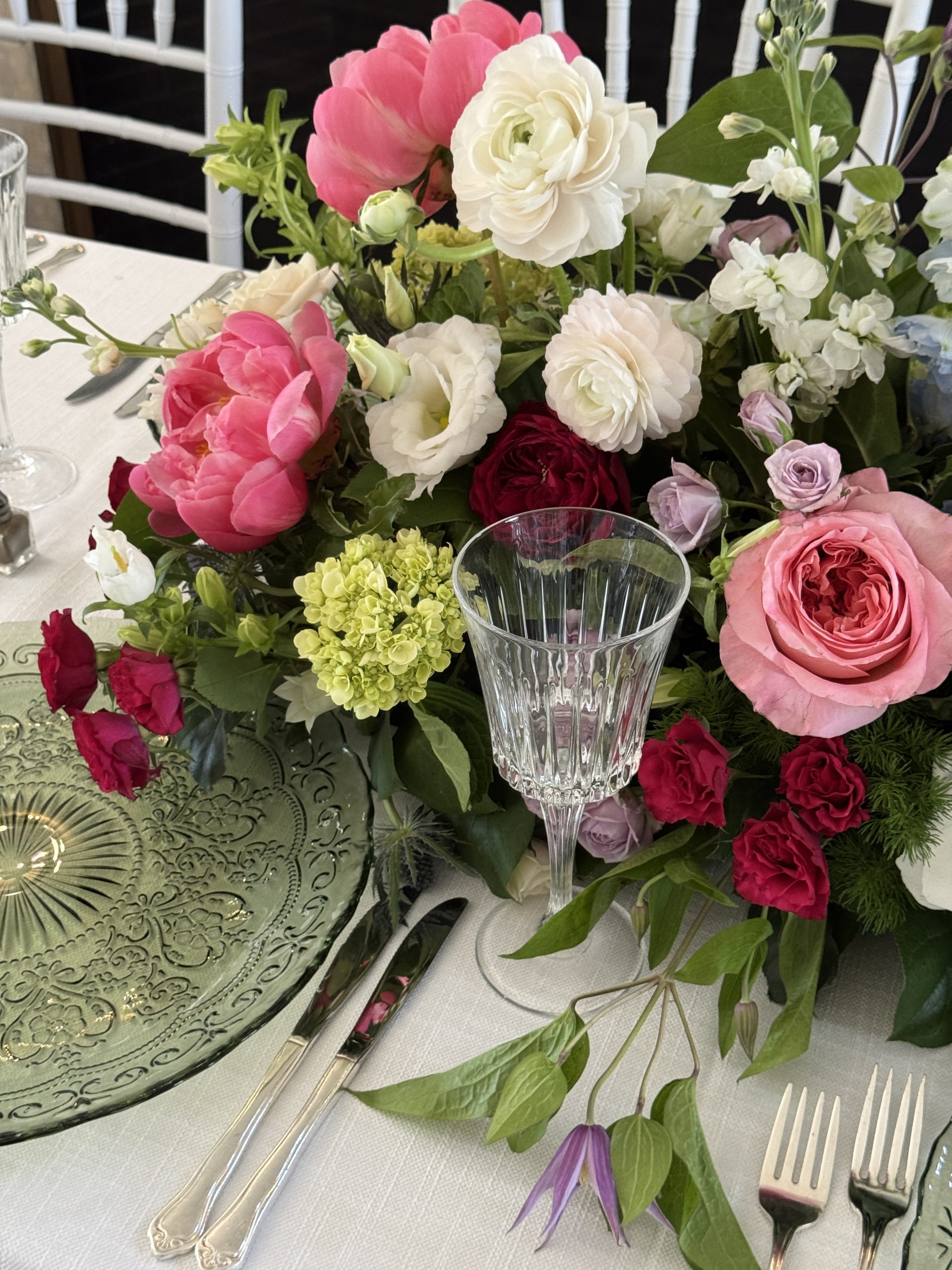 Custom wedding floral centerpiece by KLW Floral Design Co. for an Eolia Mansion wedding at Harkness State Park in Connecticut.